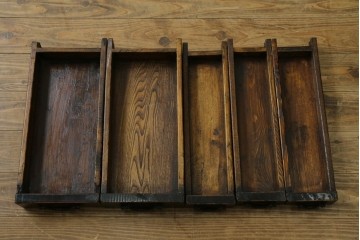 アジアンヴィンテージ　美品　趣ある塗りと味わい深い金具が映えるアンティーク調の水屋箪笥ローボード　(R-084950)