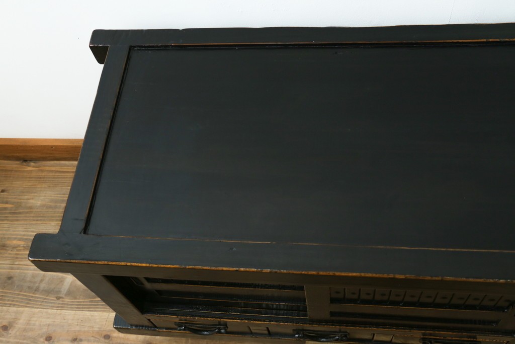 アジアンヴィンテージ　美品　趣ある塗りと味わい深い金具が映えるアンティーク調の水屋箪笥ローボード　(R-084950)