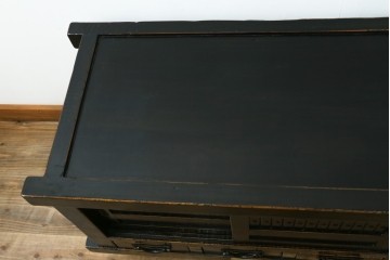 アジアンヴィンテージ　美品　趣ある塗りと味わい深い金具が映えるアンティーク調の水屋箪笥ローボード　(R-084950)