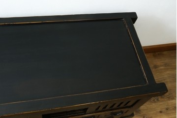 アジアンヴィンテージ　美品　趣ある塗りと味わい深い金具が映えるアンティーク調の水屋箪笥ローボード　(R-084950)