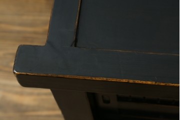 アジアンヴィンテージ　美品　趣ある塗りと味わい深い金具が映えるアンティーク調の水屋箪笥ローボード　(R-084950)