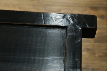 アジアンヴィンテージ　美品　趣ある塗りと味わい深い金具が映えるアンティーク調の水屋箪笥ローボード　(R-084950)