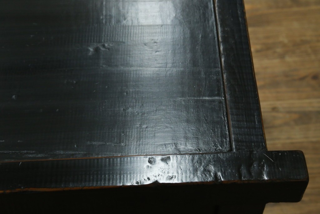 アジアンヴィンテージ　美品　趣ある塗りと味わい深い金具が映えるアンティーク調の水屋箪笥ローボード　(R-084950)