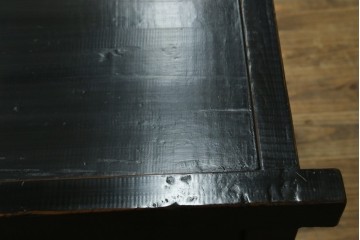 アジアンヴィンテージ　美品　趣ある塗りと味わい深い金具が映えるアンティーク調の水屋箪笥ローボード　(R-084950)