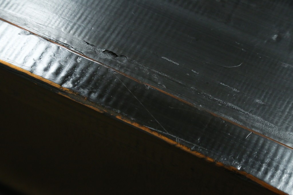 アジアンヴィンテージ　美品　趣ある塗りと味わい深い金具が映えるアンティーク調の水屋箪笥ローボード　(R-084950)