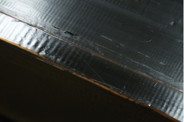 アジアンヴィンテージ　美品　趣ある塗りと味わい深い金具が映えるアンティーク調の水屋箪笥ローボード　(R-084950)