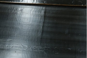 アジアンヴィンテージ　美品　趣ある塗りと味わい深い金具が映えるアンティーク調の水屋箪笥ローボード　(R-084950)