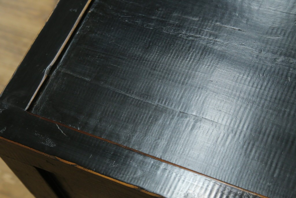 アジアンヴィンテージ　美品　趣ある塗りと味わい深い金具が映えるアンティーク調の水屋箪笥ローボード　(R-084950)