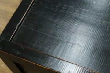 アジアンヴィンテージ　美品　趣ある塗りと味わい深い金具が映えるアンティーク調の水屋箪笥ローボード　(R-084950)