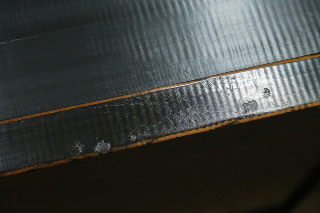 アジアンヴィンテージ　美品　趣ある塗りと味わい深い金具が映えるアンティーク調の水屋箪笥ローボード　(R-084950)