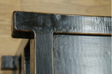 アジアンヴィンテージ　美品　趣ある塗りと味わい深い金具が映えるアンティーク調の水屋箪笥ローボード　(R-084950)