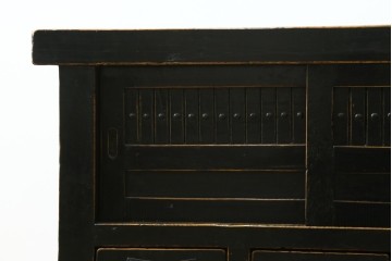 アジアンヴィンテージ　美品　趣ある塗りと味わい深い金具が映えるアンティーク調の水屋箪笥ローボード　(R-084950)