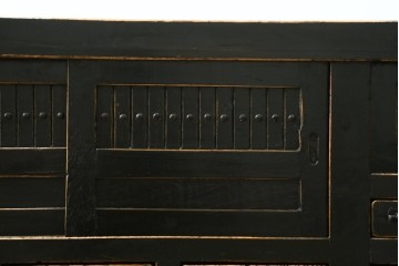 アジアンヴィンテージ　美品　趣ある塗りと味わい深い金具が映えるアンティーク調の水屋箪笥ローボード　(R-084950)