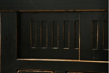 アジアンヴィンテージ　美品　趣ある塗りと味わい深い金具が映えるアンティーク調の水屋箪笥ローボード　(R-084950)