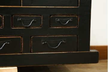 アジアンヴィンテージ　美品　趣ある塗りと味わい深い金具が映えるアンティーク調の水屋箪笥ローボード　(R-084950)