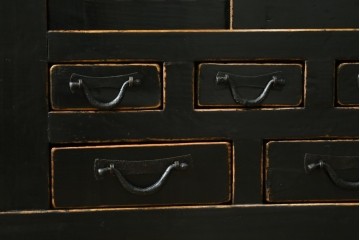 アジアンヴィンテージ　美品　趣ある塗りと味わい深い金具が映えるアンティーク調の水屋箪笥ローボード　(R-084950)
