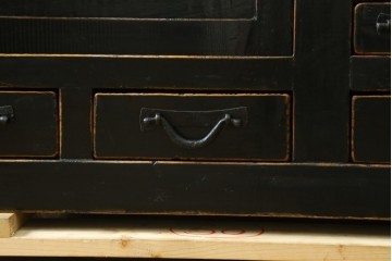アジアンヴィンテージ　美品　趣ある塗りと味わい深い金具が映えるアンティーク調の水屋箪笥ローボード　(R-084950)