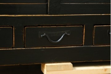 アジアンヴィンテージ　美品　趣ある塗りと味わい深い金具が映えるアンティーク調の水屋箪笥ローボード　(R-084950)