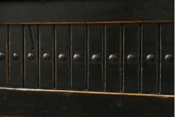 アジアンヴィンテージ　美品　趣ある塗りと味わい深い金具が映えるアンティーク調の水屋箪笥ローボード　(R-084950)
