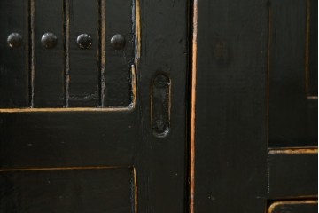 アジアンヴィンテージ　美品　趣ある塗りと味わい深い金具が映えるアンティーク調の水屋箪笥ローボード　(R-084950)