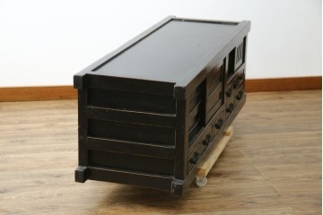 アジアンヴィンテージ　美品　趣ある塗りと味わい深い金具が映えるアンティーク調の水屋箪笥ローボード　(R-084950)