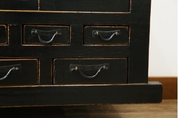 アジアンヴィンテージ　美品　趣ある塗りと味わい深い金具が映えるアンティーク調の水屋箪笥ローボード　(R-084950)