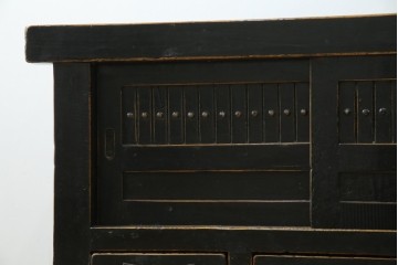 アジアンヴィンテージ　美品　趣ある塗りと味わい深い金具が映えるアンティーク調の水屋箪笥ローボード　(R-084950)