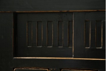 アジアンヴィンテージ　美品　趣ある塗りと味わい深い金具が映えるアンティーク調の水屋箪笥ローボード　(R-084950)