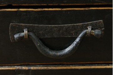 アジアンヴィンテージ　美品　趣ある塗りと味わい深い金具が映えるアンティーク調の水屋箪笥ローボード　(R-084950)