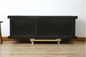 アジアンヴィンテージ　美品　趣ある塗りと味わい深い金具が映えるアンティーク調の水屋箪笥ローボード　(R-084950)