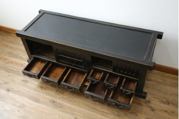 アジアンヴィンテージ　美品　趣ある塗りと味わい深い金具が映えるアンティーク調の水屋箪笥ローボード　(R-084950)