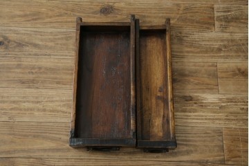 アジアンヴィンテージ　美品　趣ある塗りと味わい深い金具が映えるアンティーク調の水屋箪笥ローボード　(R-084950)