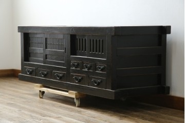 アジアンヴィンテージ　美品　趣ある塗りと味わい深い金具が映えるアンティーク調の水屋箪笥ローボード　(R-084950)