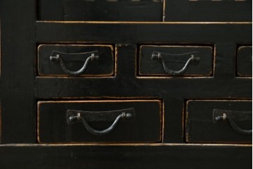 アジアンヴィンテージ　美品　趣ある塗りと味わい深い金具が映えるアンティーク調の水屋箪笥ローボード　(R-084950)