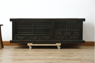 アジアンヴィンテージ　美品　趣ある塗りと味わい深い金具が映えるアンティーク調の水屋箪笥ローボード　(R-084950)