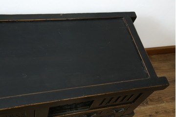 アジアンヴィンテージ　美品　趣ある塗りと味わい深い金具が映えるアンティーク調の水屋箪笥ローボード　(R-084950)