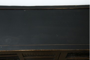 アジアンヴィンテージ　美品　趣ある塗りと味わい深い金具が映えるアンティーク調の水屋箪笥ローボード　(R-084950)