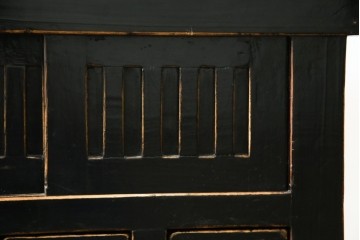 アジアンヴィンテージ　美品　趣ある塗りと味わい深い金具が映えるアンティーク調の水屋箪笥ローボード　(R-084950)