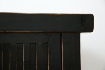 アジアンヴィンテージ　美品　趣ある塗りと味わい深い金具が映えるアンティーク調の水屋箪笥ローボード　(R-084950)