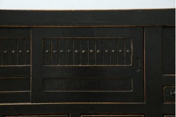 アジアンヴィンテージ　美品　趣ある塗りと味わい深い金具が映えるアンティーク調の水屋箪笥ローボード　(R-084950)