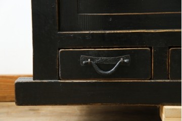 アジアンヴィンテージ　美品　趣ある塗りと味わい深い金具が映えるアンティーク調の水屋箪笥ローボード　(R-084950)