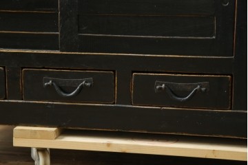 アジアンヴィンテージ　美品　趣ある塗りと味わい深い金具が映えるアンティーク調の水屋箪笥ローボード　(R-084950)