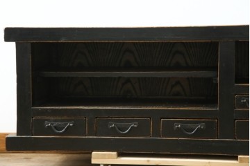 アジアンヴィンテージ　美品　趣ある塗りと味わい深い金具が映えるアンティーク調の水屋箪笥ローボード　(R-084950)