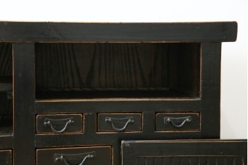 アジアンヴィンテージ　美品　趣ある塗りと味わい深い金具が映えるアンティーク調の水屋箪笥ローボード　(R-084950)