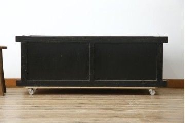 アジアンヴィンテージ　美品　金具装飾が映えるアンティーク調の黒塗り水屋箪笥ローボード　(R-084951)