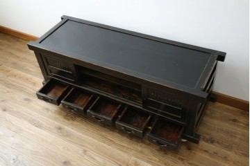 アジアンヴィンテージ　美品　金具装飾が映えるアンティーク調の黒塗り水屋箪笥ローボード　(R-084951)