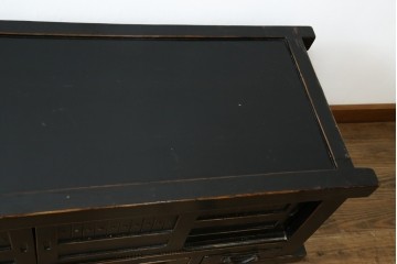アジアンヴィンテージ　美品　金具装飾が映えるアンティーク調の黒塗り水屋箪笥ローボード　(R-084951)