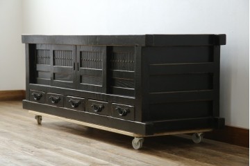 アジアンヴィンテージ　美品　金具装飾が映えるアンティーク調の黒塗り水屋箪笥ローボード　(R-084951)