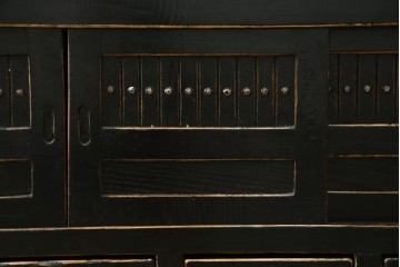 アジアンヴィンテージ　美品　金具装飾が映えるアンティーク調の黒塗り水屋箪笥ローボード　(R-084951)