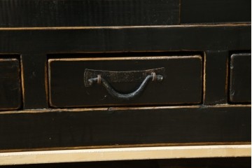 アジアンヴィンテージ　美品　金具装飾が映えるアンティーク調の黒塗り水屋箪笥ローボード　(R-084951)